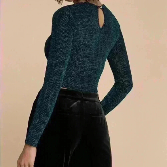 Lily White Keyhole Channel Front Top (478) - Picture 4 of 14